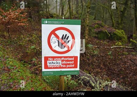 Forstwirtschaft Kommission unterzeichnen in Schottland, aus der hervorgeht, dass keine Zufahrt für unbefugte Fahrzeuge jenseits dieser Stelle zulässig sind. Wald Hintergrund. Faskally genommen Woods. Stockfoto