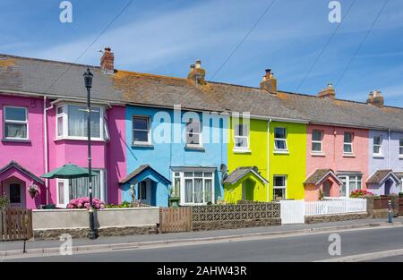 Bunte Reihenhäuser, Springfield Terrasse, Westward Ho!, Devon, England, Vereinigtes Königreich Stockfoto