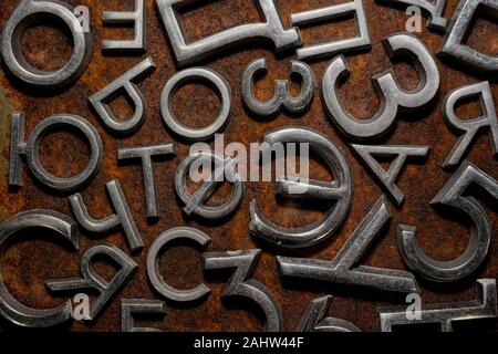 Hintergründe und Texturen: Sortiert Metall kyrillischen Buchstaben auf einem rostigen Hintergrund, typografischen Kunst abstrakt Stockfoto