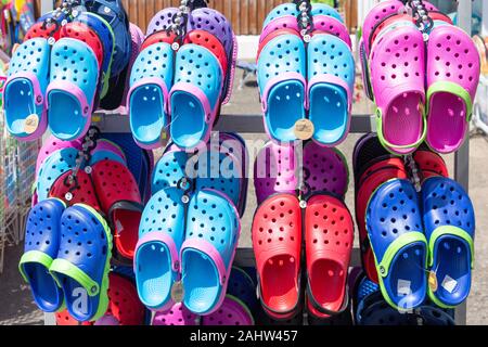 Croc Style Schuhe für den Verkauf außerhalb Beach Shop, Pier, Westward Ho! Devon, England, Vereinigtes Königreich Stockfoto