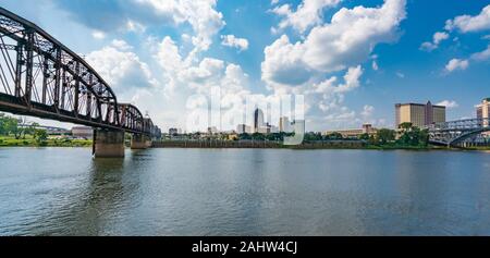 Shreveport, LA - Oktober 6, 2019: Skyline von Shreveport, Louisiana entlang des Roten Flusses Stockfoto