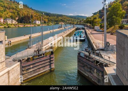 Schöne Sicht auf das Schloss auf dem Neckar bei Heidelberg, Deutschland an einem schönen Sommertag. Ein Schiff ist in der Kammer und wartet auf das Gatter zu schließen und... Stockfoto