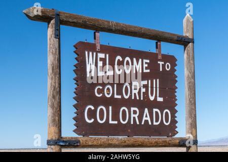 Antonito, CO - Oktober 3, 2019: Willkommen in der Bunten Colorado Schild in der Nähe des Colorado - Utah Grenze Stockfoto