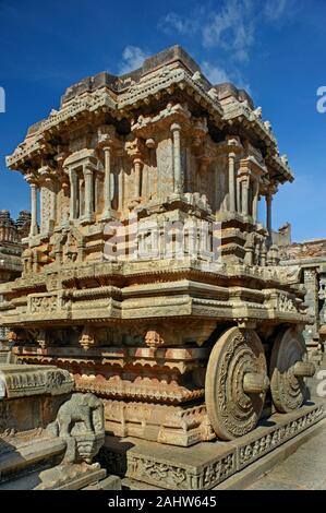 05 Jun 2008 Der Garuda Schrein in Form von Stein Wagen an Vitthala Temple. Hampi Karnataka, Indien Stockfoto