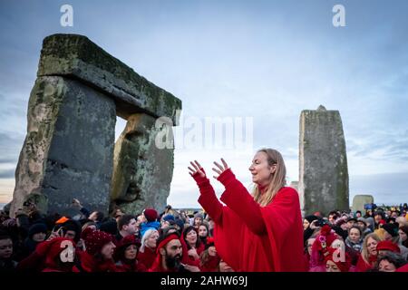 Wintersonnenwende feiern in Stonehenge. Tausende von Nachtschwärmern einschließlich der Modernen Druiden und Heiden in Stonehenge bei Salisbury, Großbritannien sammeln. Stockfoto