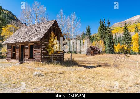 Alten, verlassenen Hütte in Capitol City, Colorado entlang des Lake Loop Trail in den San Juan Mountains Stockfoto