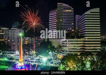 Caracas, Miranda, Venezuela. 31 Dez, 2019. Silvester im legendären Plaza Francia in Altamira, Caracas. Venezuela. Trotz der Krise, die erschüttert Venezuela, caraque" "os feiern die Ankunft des neuen Jahres 2020 Credit: Jimmy Villalta/ZUMA Draht/Alamy leben Nachrichten Stockfoto