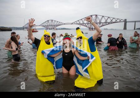 Menschen Tag tauchen den Loony Dook des Neuen Jahres in der Firth-of-Forth in South Queensferry, als Teil von Edinburgh's Hogmanay feiern. Stockfoto