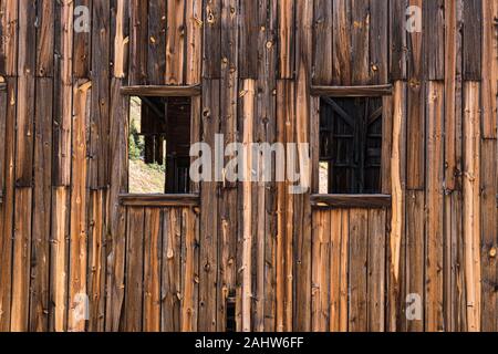 Windows in einem alten verwitterten Gebäude aus Holz Stockfoto