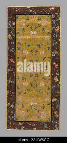 Panel (Dekorationsstoff). 1800 - 1850. China. Rechteckige Tischdecke gestickt. Plattstich und Stammzellen Stich und sehr leichte Carefully auf Satin Masse. Farben von Lachs, Grün, Blau, Gelb, Braun, Gold, mit schmalen gelben Rand. Rechteckige Tischdecke gestickt. Plattstich und Stammzellen Stich und sehr leichte Carefully auf Satin Masse. Mitte quadrisymmetrical Design von Lotus - Pfingstrose blättern mit I magnolia Branch und fliegende Fledermäuse. Blumen und Fledermäuse in abgestuften Schattierungen von rosa. Laub in den Farben Grün und Blau. Gelbe Masse. Die Grenze auf kastanienbraun gefärbt satin Schnitt auf der Bias; Fancy Gold fis Stockfoto