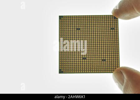 Kaukasische Person, die CPU-Kern auf weißem Hintergrund Stockfoto