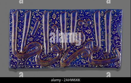 Islamische. Fliese. 1301 - 1353. Iran. Fritware, geformt und mit Blatt Vergoldung und Rot über eine blaue Glasur (lajvardina) gebrannte Glasur noch mal überglasieren bemalte Keramik auf einem blauen Hintergrund, genannt lajvardina eingerichtet, wurden von ilkhanid Töpfer im 14. Jahrhundert entwickelt - Iran. Lajvardina waren sind für geometrische Muster bekannt, obwohl Kalligraphie auch präsentieren können, vor allem auf den Fliesen. Diese Fliesen sind nicht in großen Mengen überlebt, weil das Blattgold und gebrannte Glasur noch mal überglasieren Malerei vor der Exposition gegenüber den Elementen gelitten haben. Trotz der Verkleinerung ihrer Blattgold Dekoration, diese Fliese zeigt die verschwenderische Ende Ergebnisse der t Stockfoto