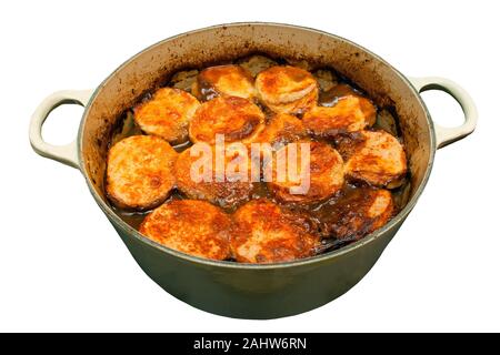 Rindereintopf und Knödel in einer Pfanne auf einem isolierten weißen Hintergrund Stockfoto