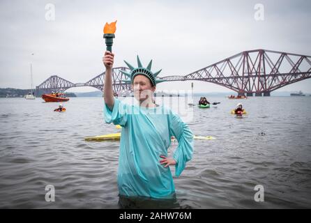 Menschen Tag tauchen den Loony Dook des Neuen Jahres in der Firth-of-Forth in South Queensferry, als Teil von Edinburgh's Hogmanay feiern. Stockfoto