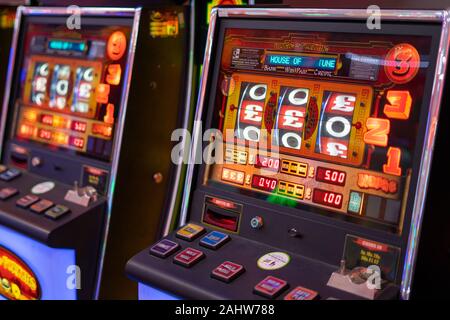 Zwei Spielautomaten oder Spielautomaten Seite an Seite in einem Casino Stockfoto