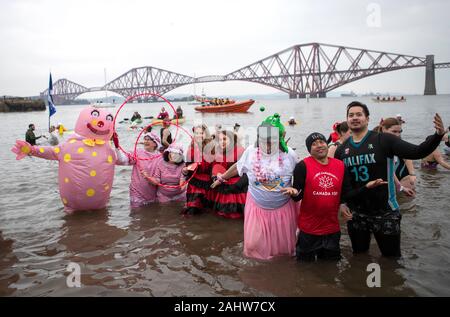 Menschen Tag tauchen den Loony Dook des Neuen Jahres in der Firth-of-Forth in South Queensferry, als Teil von Edinburgh's Hogmanay feiern. Stockfoto