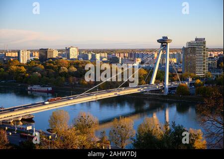 Die SNP-Brücke über die Donau in Bratislava. SNP ist eine slowakische Abkürzung für Slowakischen Nationalen Aufstandes. Stockfoto