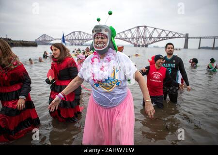 Menschen Tag tauchen den Loony Dook des Neuen Jahres in der Firth-of-Forth in South Queensferry, als Teil von Edinburgh's Hogmanay feiern. Stockfoto