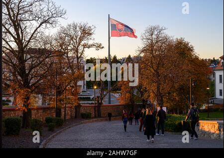 Die Flagge der Slowakei in der Nähe des Parlaments der Slowakischen Republik in Bratislava. Stockfoto