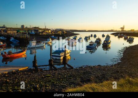 Angeln und Boote in Paddys Loch Hafen, teesmouth Cleveland Redcar, Großbritannien auf einem sonnigen Nachmittag Stockfoto