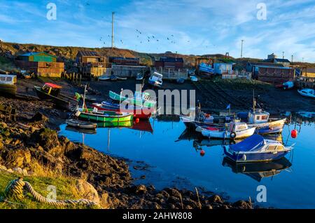 Angeln und Boote in Paddys Loch Hafen, teesmouth Cleveland Redcar, Großbritannien auf einem sonnigen Nachmittag Stockfoto