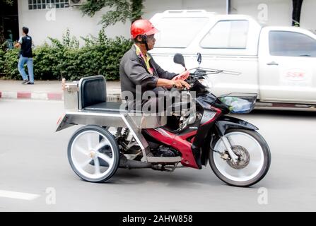 SAMUT PRAKAN, Thailand, 10.Oktober 2019, ein Mann reitet einen modifizierten Motorrad in den Straßen der Stadt. Behinderte Biker auf Dreirad. Stockfoto