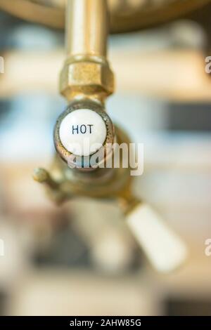 Alte Messing-Heißhahn oder Wasserhahn im Holmes Medical Museum Foley Alabama Stockfoto