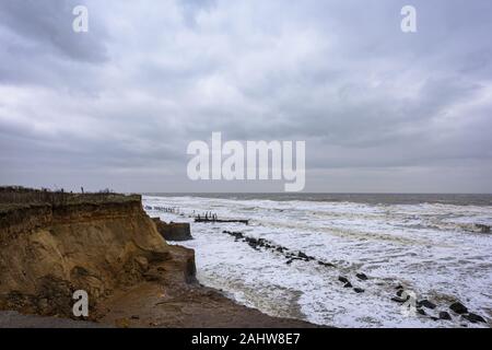 UK, HAPPISBURGH - 18 MAR 2018: die Erosion der Küsten, die während ein Wintersturm. Viele Häuser haben kürzlich in dieser Gemeinschaft wurden aufgrund der Küsten verloren Stockfoto