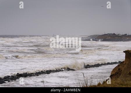 UK, HAPPISBURGH - 18 MAR 2018: die Erosion der Küsten, die während ein Wintersturm. Viele Häuser haben kürzlich in dieser Gemeinschaft wurden aufgrund der Küsten verloren Stockfoto