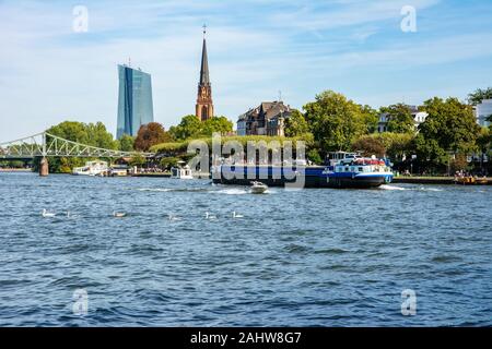 FRANKFURT, Deutschland - 15. SEPTEMBER: Schiff auf dem Main in Frankfurt am Main am 15. September 2019. Foto von Eiserner Steg mit Blick auf. Stockfoto