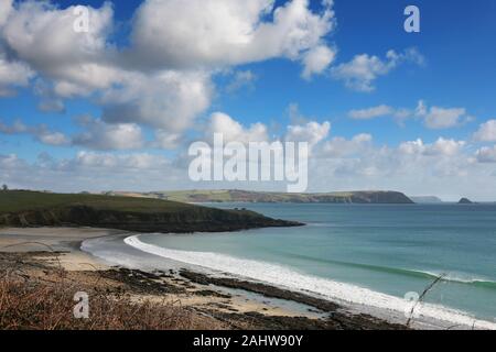 Porthcurnick Strand, Portscatho, Cornwall, England, mit Blick über Gerrans Bay nsind Kopf und darüber hinaus Stockfoto