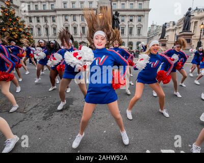 London, Großbritannien. 01 Jan, 2020. Die Varsity Spirit All-American Cheerleader - der Londoner New Year Day Parade markiert den Beginn des neuen Jahres 2020. Credit: Guy Bell/Alamy leben Nachrichten Stockfoto