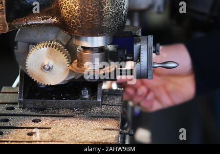 Produktion von einem Zahnrad auf der Drehmaschine Stockfoto