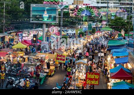 SAMUT PRAKAN, THAILAND, 24.10.2019, Leute gehen in die Gänge zwischen den Ständen auf der Straße an der Phra Samut Chedi Temple Messe. Der Nachtmarkt in der tradit Stockfoto