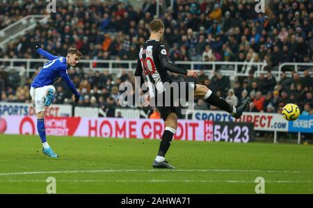 Newcastle, UK. 1. Januar 2020; St. James Park, Newcastle, Tyne und Wear, England; Fußball der englischen Premier League, Newcastle United gegen Leicester City; James Maddison von Leicester City schießt für Ziel Vergangenheit Lejeune, aber es wurde von Torwart Dubravka von Newcastle gespeichert - Streng redaktionelle Verwendung. Keine Verwendung mit nicht autorisierten Audio-, Video-, Daten-, Spielpläne, Verein/liga Logos oder "live" Dienstleistungen. On-line-in-Match mit 120 Bildern beschränkt, kein Video-Emulation. Credit: Aktion Plus Sport Bilder/Alamy leben Nachrichten Stockfoto