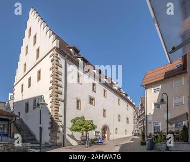 HORB AM NECKAR, Deutschland - 15. September 2019: Stadtbild von touristischen historische Städtchen mit steil bergauf Straße unter den alten traditionellen Gebäuden, s Stockfoto