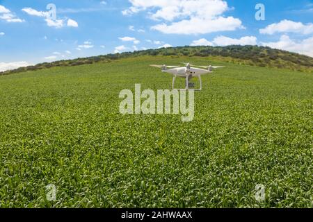 Drone unbemannte Flugzeuge fliegen und Sammeln von Daten über Land Ackerland. Stockfoto