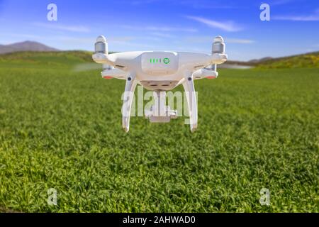 Drone unbemannte Flugzeuge fliegen und Sammeln von Daten über Land Ackerland. Stockfoto