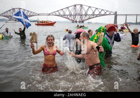 Menschen Tag tauchen den Loony Dook des Neuen Jahres in der Firth-of-Forth in South Queensferry, als Teil von Edinburgh's Hogmanay feiern. Stockfoto