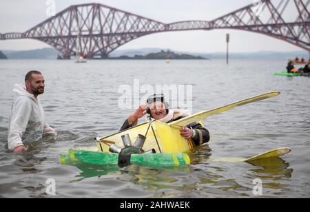 Menschen Tag tauchen den Loony Dook des Neuen Jahres in der Firth-of-Forth in South Queensferry, als Teil von Edinburgh's Hogmanay feiern. Stockfoto