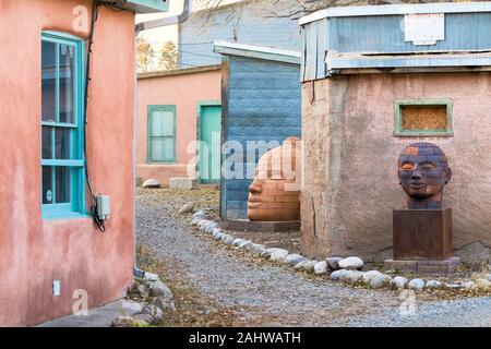 Kunst Skulpturen dargestellt, einschließlich Gehweg von Canyon Road in Santa Fe, New Mexico Stockfoto