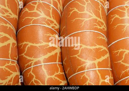 Mehrere gekochte Wurst in schöner Packung. Draufsicht. Nahaufnahme. Stockfoto