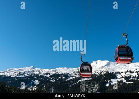 Lenzerheide, GR/Schweiz - vom 1. Januar 2020: moderne Seilbahn Kabinen transport Skifahrer in das Skigebiet von Lenzerheide in den Schweizer Alpen Stockfoto