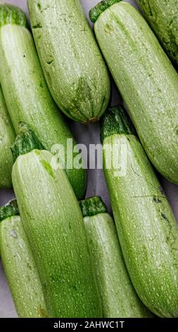 Frische Zucchini im Lebensmittelgeschäft. Organische Produkt geeignet für Vegetarier und Veganer. Gesunde Ernährung Konzept Stockfoto