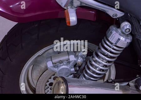 Hinterrad, Stoßdämpfer und Teil des Auspuffrohrs des Motorrads. Nahaufnahme. Ansicht von oben. Stockfoto