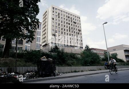 17. August 1993 während der Belagerung von Sarajevo: Die Shell - zerschlagene Main Tower der Dr. Abdulah - nakas Allgemeines Krankenhaus, während des Krieges als "Stadt" oder "Französischen" Krankenhaus bekannt. Stockfoto
