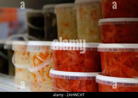 Dosen, marinierte fermentiert und eingelegtes Gemüse in Kunststoff Gläser. Sauerkraut, saure Gurken, eingelegten Ingwer in den Supermarkt. Stockfoto