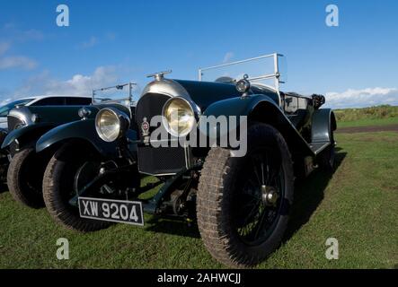 2 3/4 1/2 Vintage Bentleys in einem Feld, getrennte, gemeinsam und mit Details 17 Bilder Stockfoto