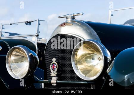 2 3/4 1/2 Vintage Bentleys in einem Feld, getrennte, gemeinsam und mit Details 17 Bilder Stockfoto