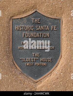 Die 'älteste' Haus Plakette auf Osten de Vargas Straße in der Altstadt von Santa Fe, New Mexico Stockfoto